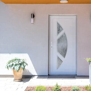 Porte d'entrée contemporaine blanche millet